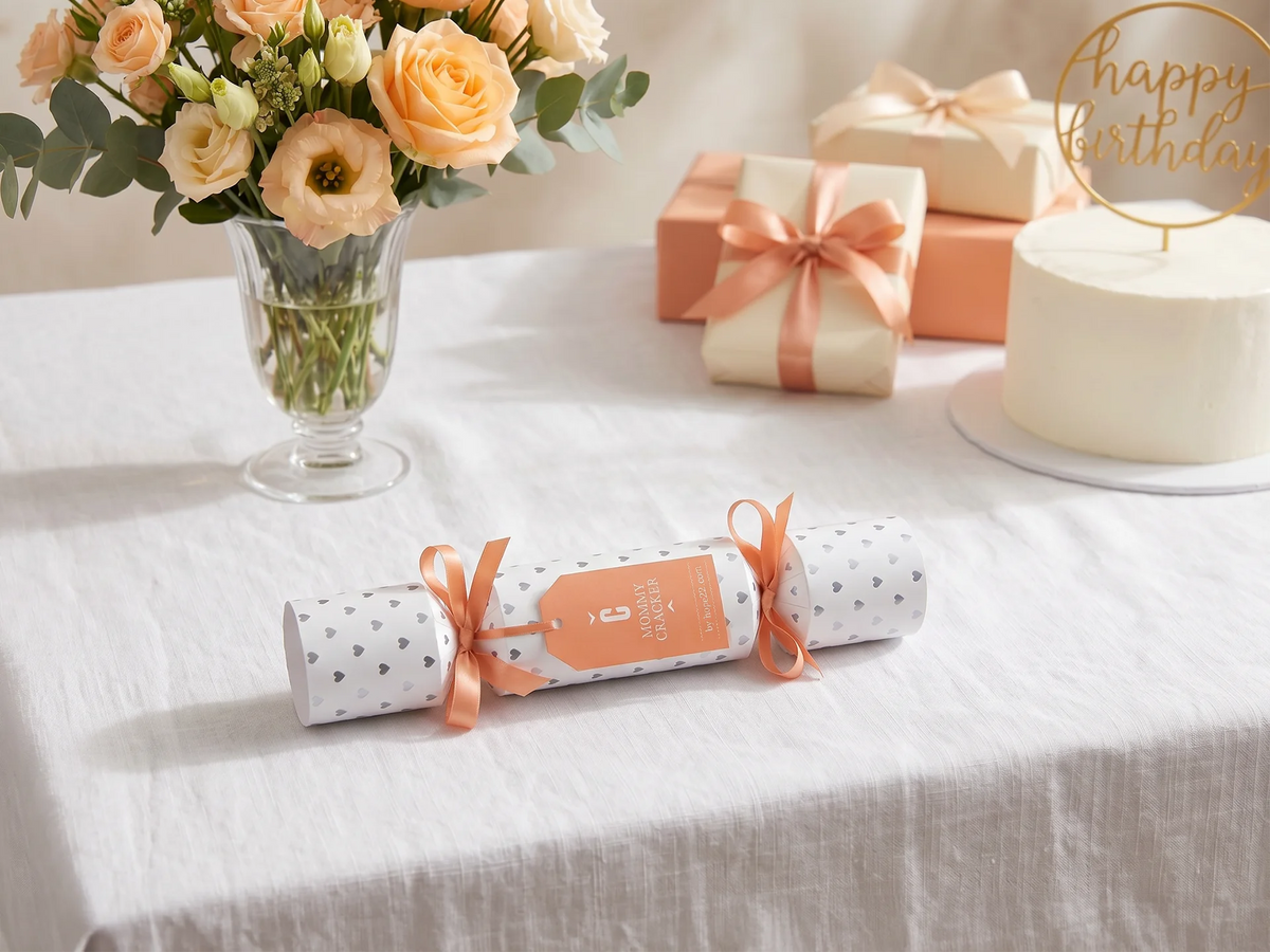Hope22 Mommy Cracker Knallbonbon auf festlichem Geburtstagstisch mit Rosen, Geschenken und Torte