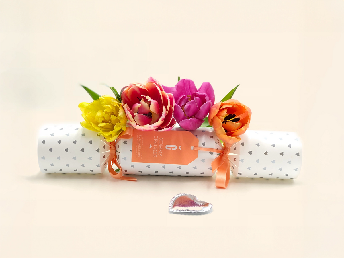 Hope22 Mommy Cracker Knallbonbon mit Herzmuster, oranger Schleife und bunten Tulpen – Geschenk zum Muttertag
